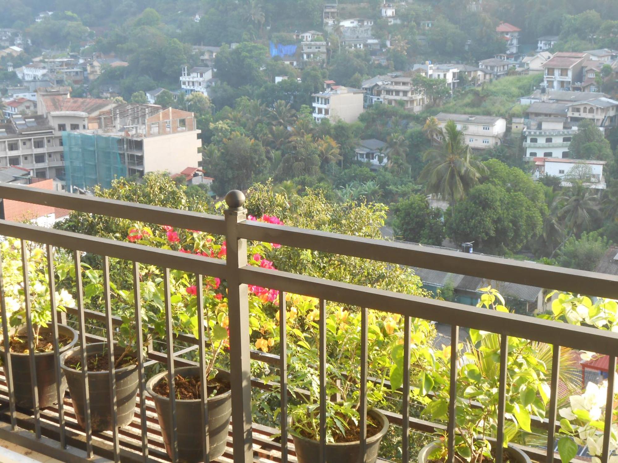 Luxury Apartment The Walkers Nest Kandy Buitenkant foto